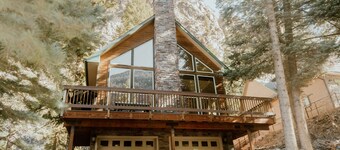 New! Modern mountain retreat. Bar, garage, luxurious backyard patio. Pristine!