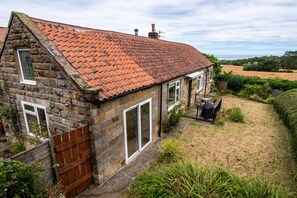 Terrace/patio - Sea View Cottage, Dunsley (North Yorkshire)
