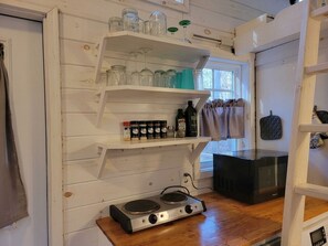 Kühlschrank, Mikrowelle, Herdplatte, Wasserkocher mit Kaffee-/Teezubehör