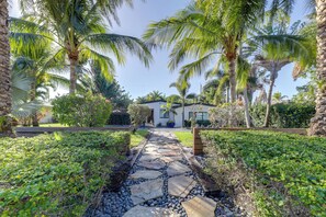 Property grounds - Upscale Home w/ Hot Tub: Walk to Pompano Beach! (Pompano Beach)