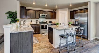 South Nampa Family Home | Cali King | Game Loft | 5 TVs | Near Downtown Nampa