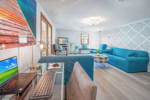 Televisie, een open haard en een kantoor