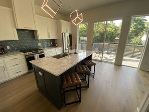 Microwave, dishwasher, coffee/tea maker, cookware/dishes/utensils - Modern Luxury House with Prime Time Convenience (Tallahassee)