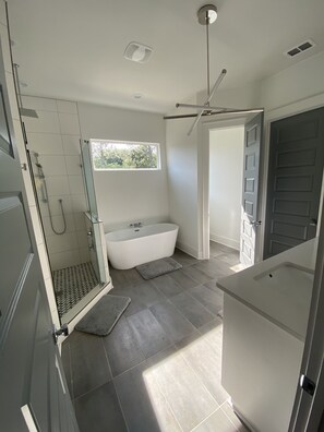 Hair dryer, towels - Modern Luxury House with Prime Time Convenience (Tallahassee)