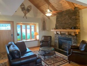 Smart TV, fireplace, DVD player - THE BLISS-Lake & Mountain View’s, 5 bedrooms 3 1/2 bathrooms in Lake Harmony. (Lake Harmony)