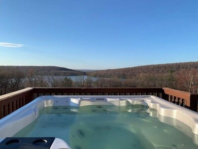 THE BLISS-Lake & Mountain View’s, 5 bedrooms 3 1/2 bathrooms in Lake Harmony.