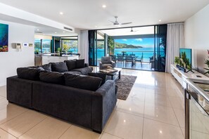 Apartment | Living area - Edge 5 Absolute Oceanfront Plus Buggy (Whitsundays)