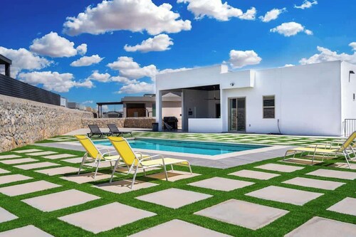 Midcentury Modern Oasis 4 Bed 3.5 Bath