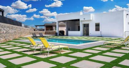 Midcentury Modern Oasis 4 Bed 3.5 Bath