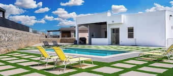 Midcentury Modern Oasis 4 Bed 3.5 Bath