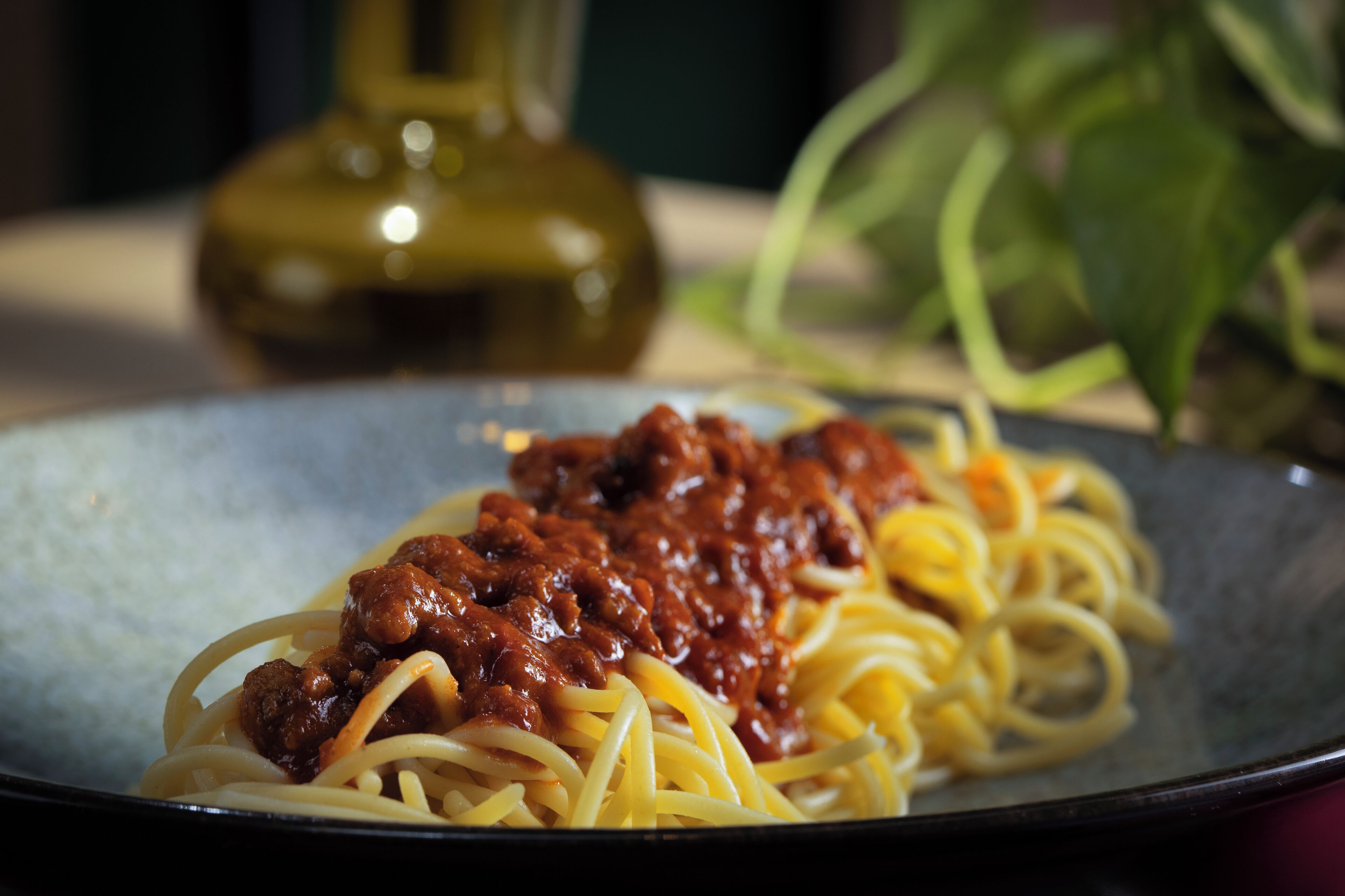 Un plat de spaghetti amb salsa de carn.
