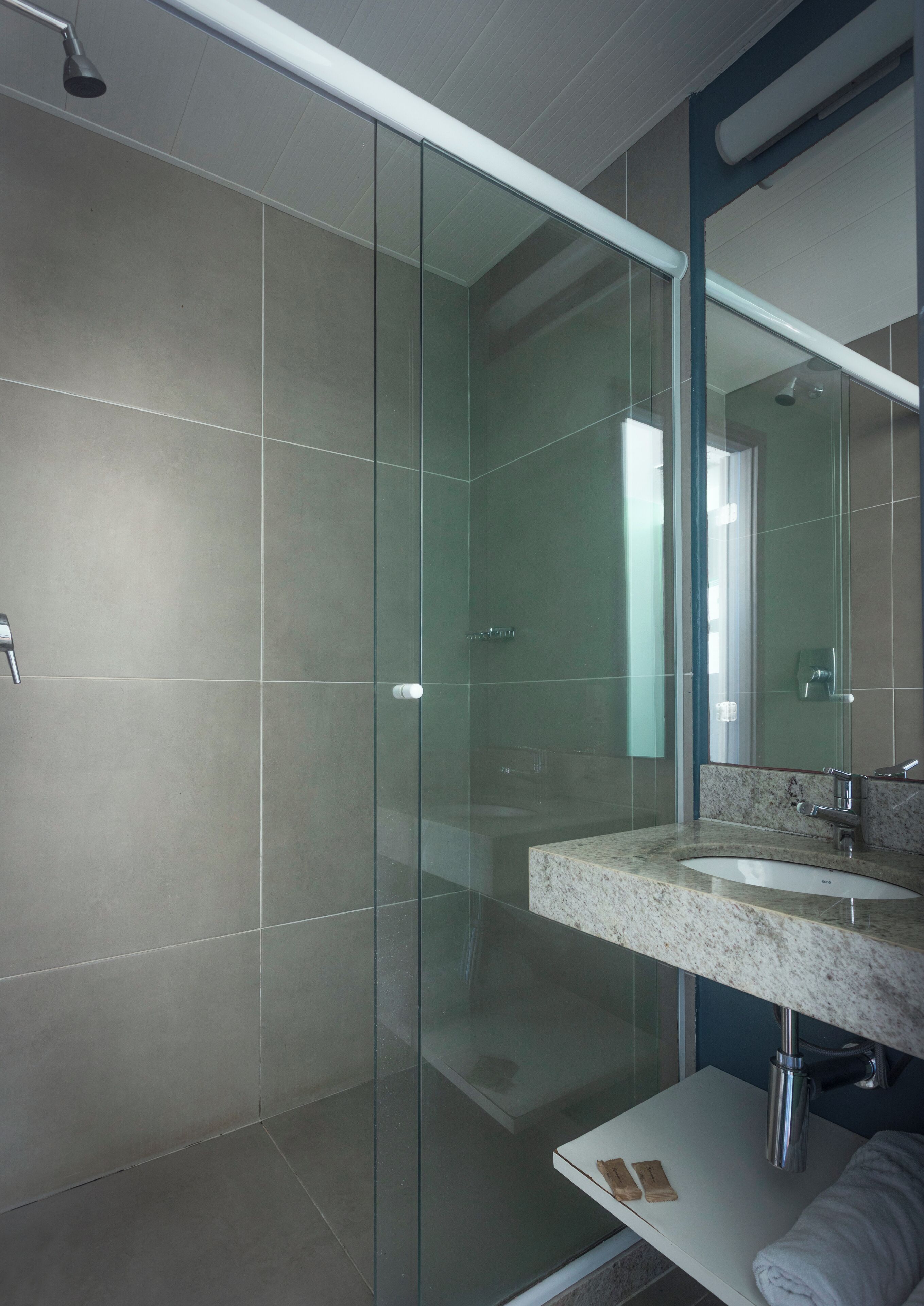 Een douche, milieuvriendelijke toiletartikelen, handdoeken, zeep