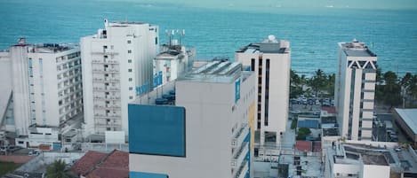Vista frontal de la propiedad
