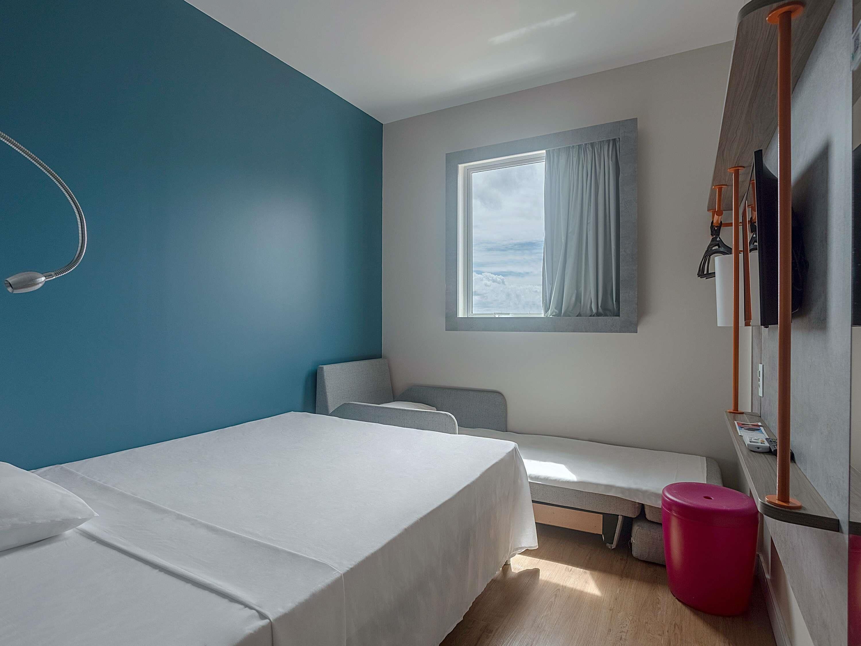 WiFi (free), bed sheets