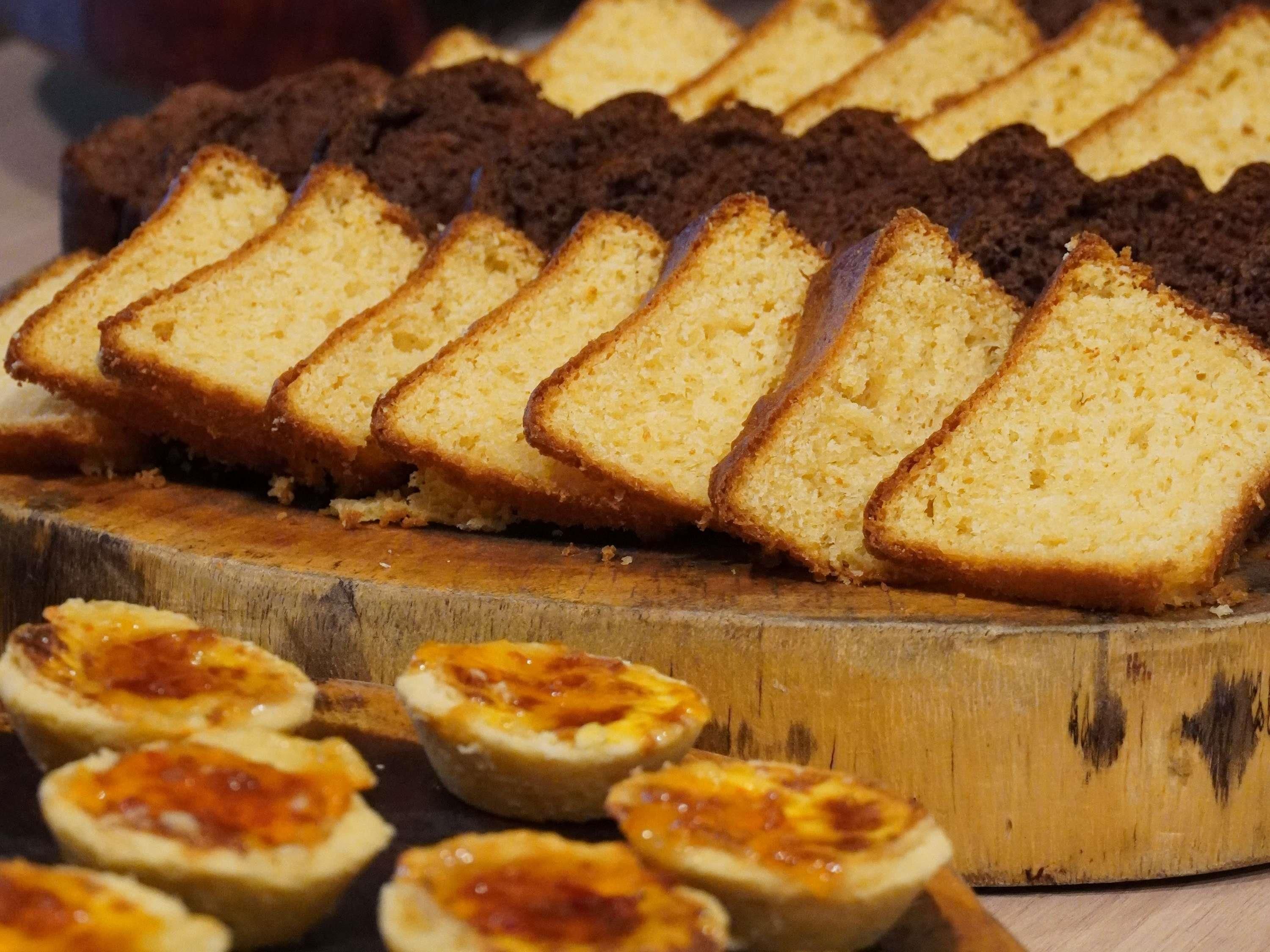 Ein Holzboden mit Kuchenstücken und kleinen Gebäckstückchen.