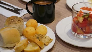 Petit déjeuner continental (32 BRL par personne)