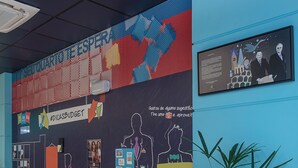 Un intérieur moderne avec un mur bleu, une grande carte et deux vélos équipés de paniers.
