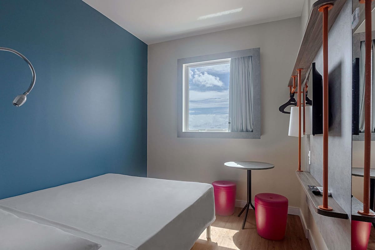 Executive Room, 1 Double Bed (with Minibar) | Free WiFi, bed sheets