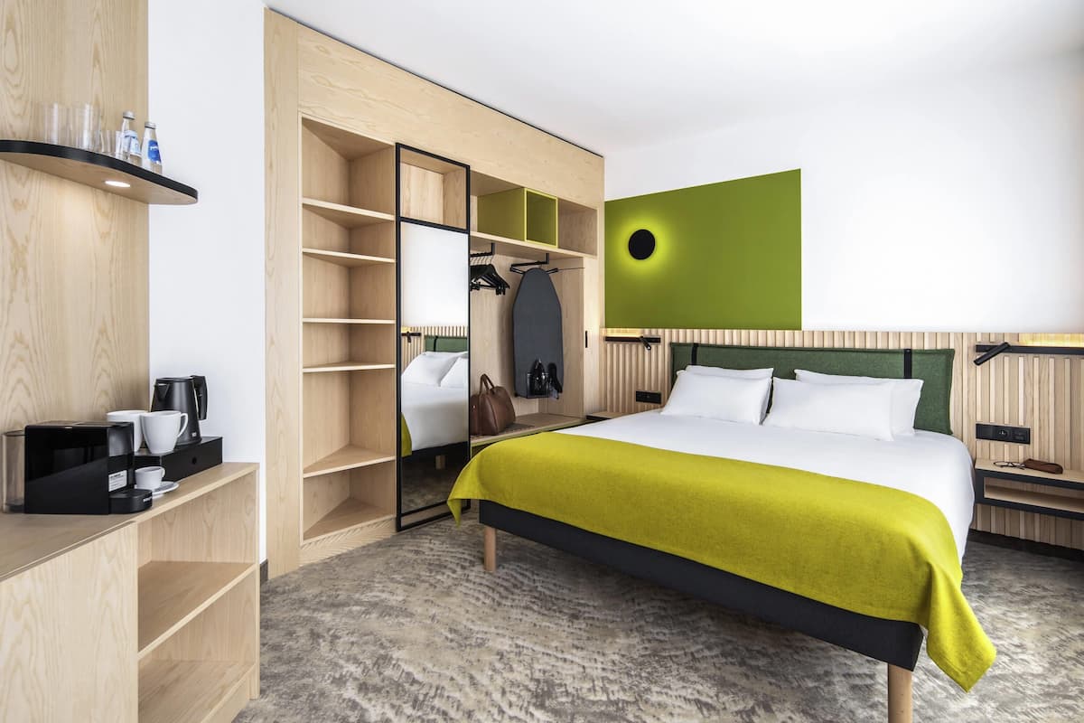 Privilege, Room, 1 Double Bed | Minibar, in-room safe, desk, laptop workspace