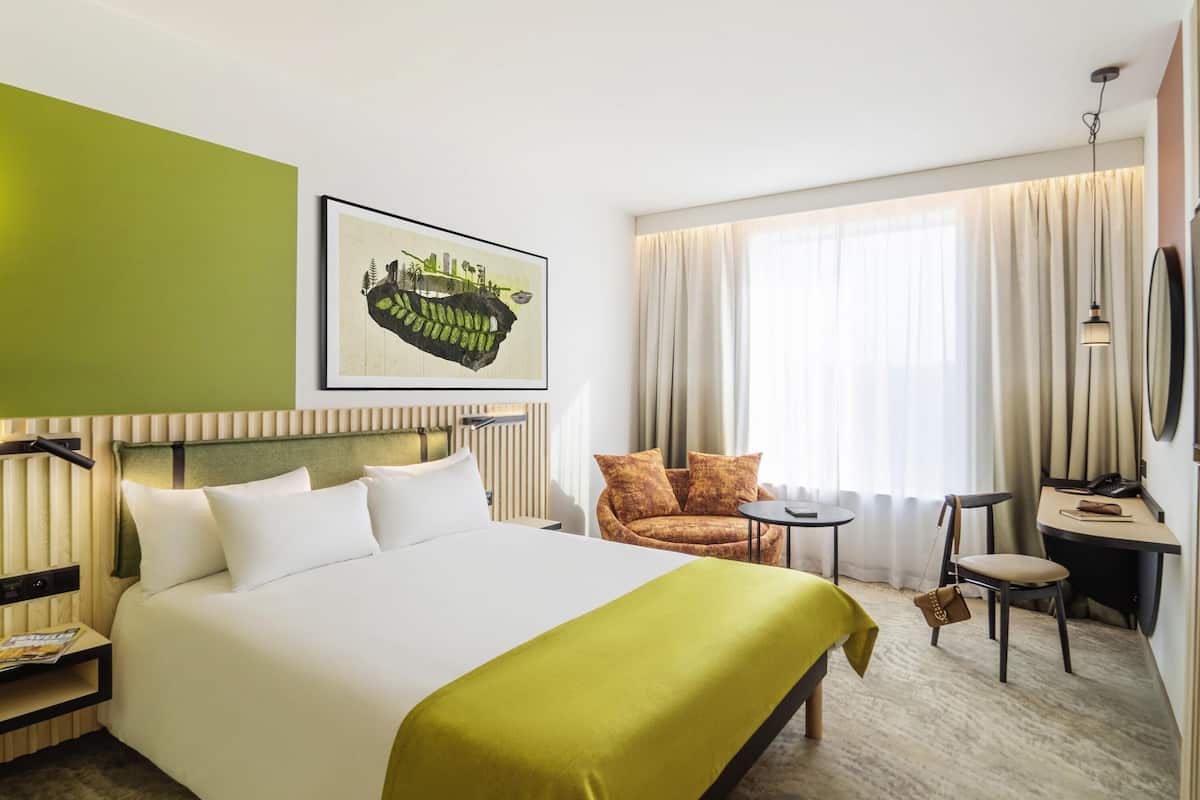 Classic Room, 1 Double Bed | Minibar, in-room safe, desk, laptop workspace