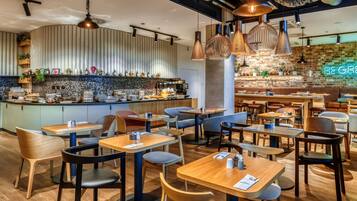 Daily buffet breakfast (PLN 62 per person)