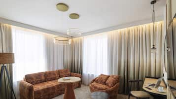 Suite Junior, 1 letto queen con divano letto | Minibar, una cassaforte in camera, una scrivania, postazione laptop