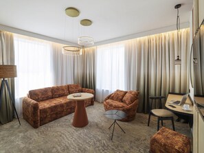 Suite junior, 1 cama de matrimonio con sofá cama | Minibar, caja fuerte, escritorio y espacio para trabajar con un portátil