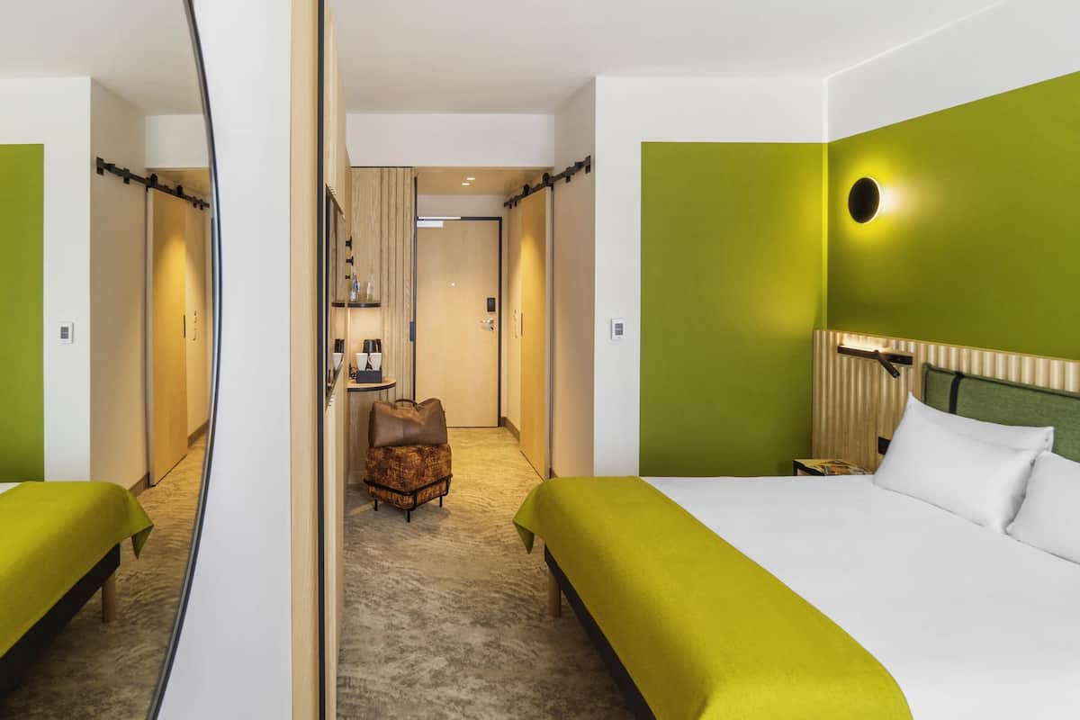 Klassieke kamer, 1 tweepersoonsbed | Een minibar, een kluis op de kamer, een bureau, een laptopwerkplek