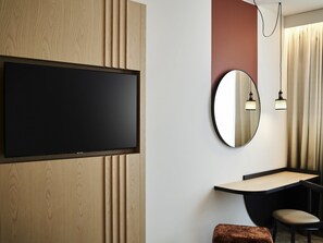 Minibar, caja de seguridad en la habitación y escritorio 