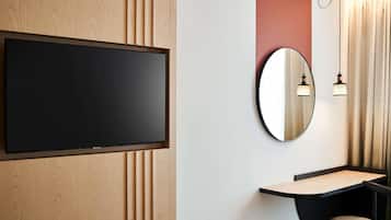Superior Room, 1 King Bed | Minibar, in-room safe, desk, laptop workspace