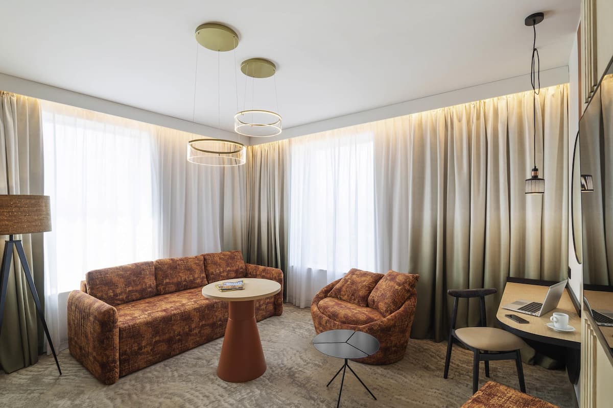 Junior suite, 1 queensize bed met slaapbank | Een minibar, een kluis op de kamer, een bureau, een laptopwerkplek