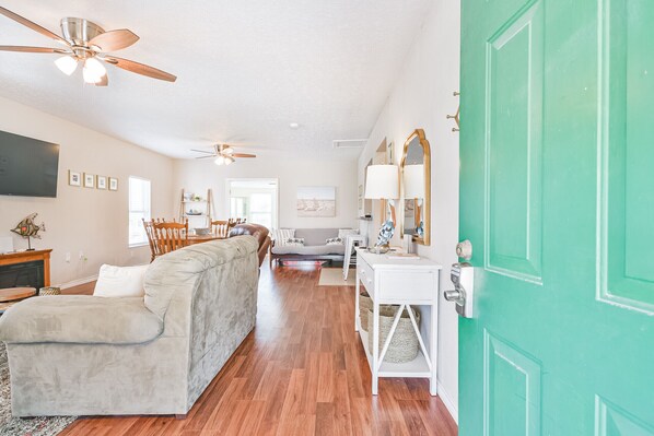 Smart TV, fireplace, stereo