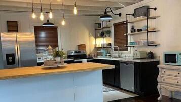 KĂŒhlschrank, Mikrowelle, Ofen, Herdplatte