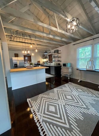 Interior. Cozy 2BR Cottage! Stay Near Restaurants & Golf