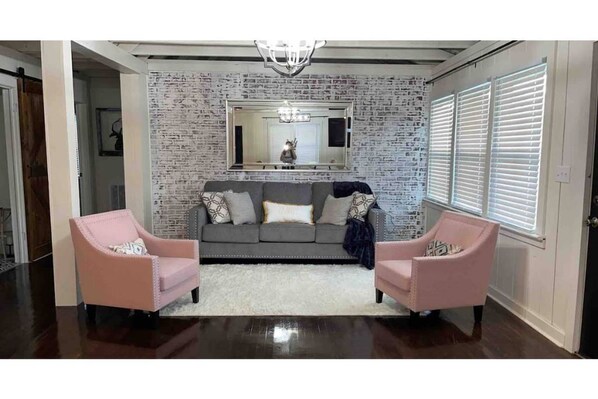 Smart TV - Cozy 2BR Cottage! Stay Near Restaurants & Golf (Columbia)