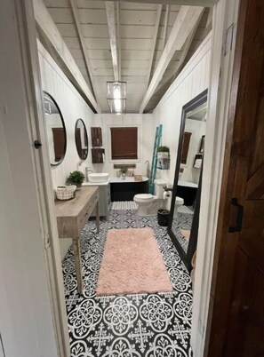 Combined shower/bathtub, hair dryer, towels, soap - Cozy 2BR Cottage! Stay Near Restaurants & Golf (Columbia)