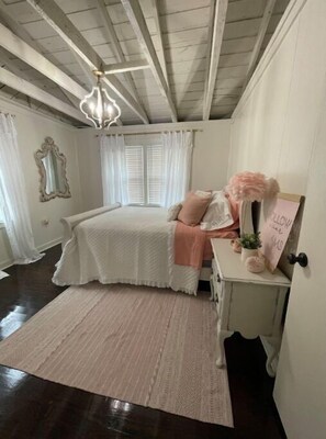 2 bedrooms, free WiFi, bed sheets - Cozy 2BR Cottage! Stay Near Restaurants & Golf (Columbia)