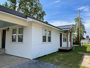 Exterior - Cozy 2BR Cottage! Stay Near Restaurants & Golf (Columbia)