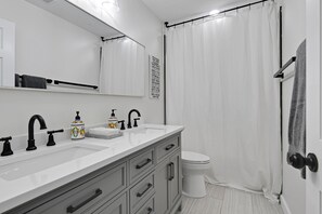 Combined shower/bathtub, hair dryer, towels, soap - 5 ⭐️ Luxury Lake Home (Stockton)