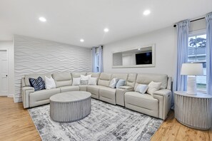 Smart TV - 5 ⭐️ Luxury Lake Home (Stockton)