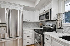 Fridge, microwave, oven, stovetop - 5 ⭐️ Luxury Lake Home (Stockton)