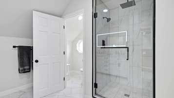 Ensemble douche/baignoire, sèche-cheveux, serviettes fournies, savon