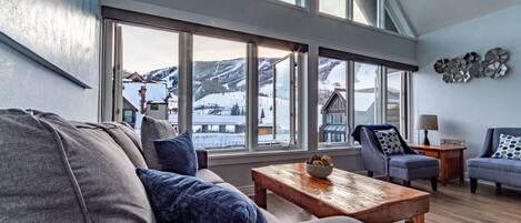 Televisión y chimenea