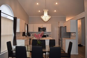 Mikrobølgeovn, oppvaskmaskin, kaffetrakter/tekoker og kjøkkenutstyr