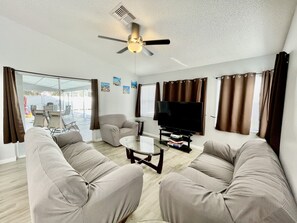 TV - Sanitized 4 Bedroom Private Fenced Pool Close to Disney (Kissimmee)