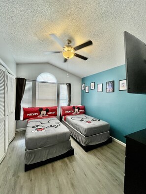 4 bedrooms, iron/ironing board, WiFi, bed sheets - Sanitized 4 Bedroom Private Fenced Pool Close to Disney (Kissimmee)