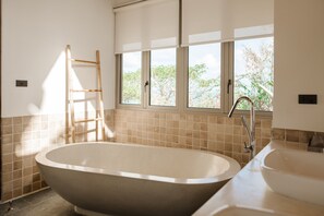 Villa (Multiple Bedrooms) | Deep soaking bathtub