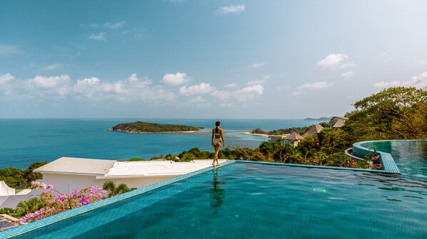 Outdoor pool, pool umbrellas, sun loungers - Baan Jakawan (Koh Samui)