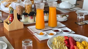 A breakfast buffet with various food items and beverages. - Baan Jakawan (Koh Samui)