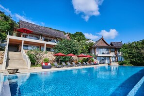 Outdoor pool, pool umbrellas, sun loungers - Baan Jakawan (Koh Samui)